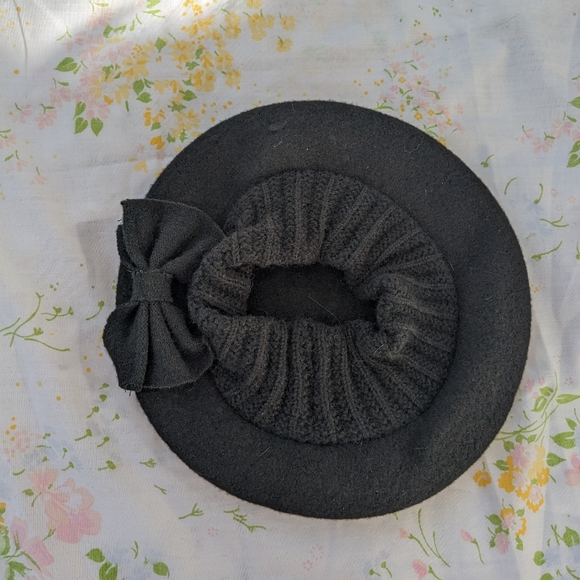 Black Beret with Bow - Picture 4 of 6